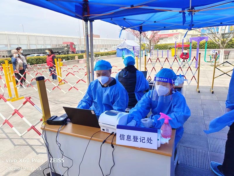 市足管中心志愿服务队助力广州路社区核酸检测工作