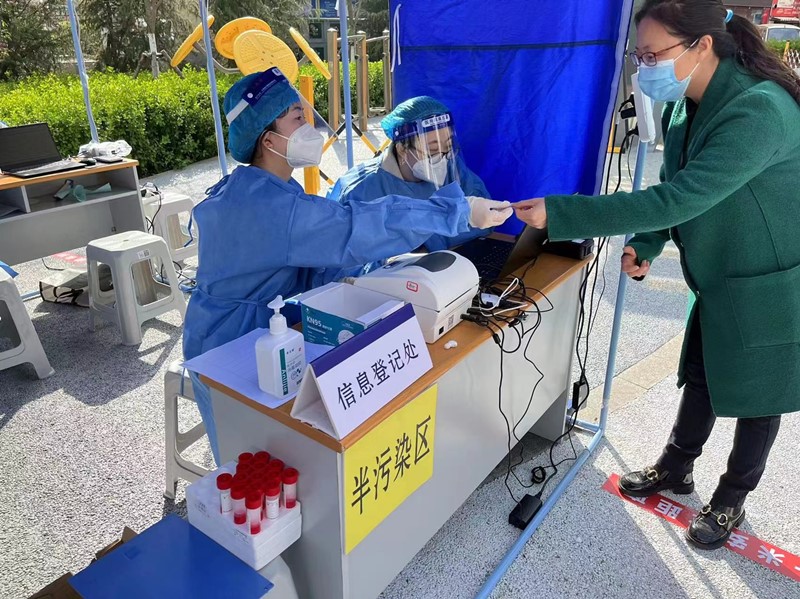 市足管中心志愿服务队助力广州路社区核酸检测工作